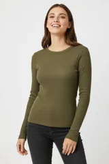 Remera de manga larga con cuello redondo, confeccionada en tejido de punto acanalado, con ajuste al cuerpo.