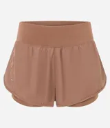 Bermuda deportiva tipo runner, color verde menta, confeccionada en microfibra con cintura elástica. Tiene un corte holgado y bajo redondeado.