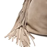 Cartera hobo de cuero color taupe, con diseño slouchy y flecos largos en los laterales. Cuenta con asa para el hombro y herrajes metálicos.
