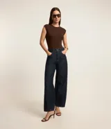 Blusa femenina de Cortelle confeccionada en tejido rib de algodón con elastano. Presenta cuello redondo, diseño sin sisa y ajuste al cuerpo.