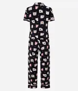 Conjunto de pijama americano largo, confeccionado en viscosa estampada con diseño de perros. Incluye una camisa de manga corta con cuello y botones, y un pantalón largo con cintura elástica.