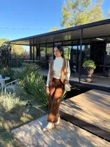 Bota corta de cuero vacuno con textura granulada, color crudo. Presenta cierre lateral metálico, tirador en la parte trasera y suela track de goma en tono contrastante.