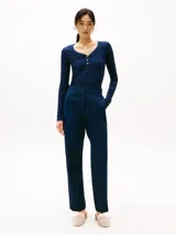 Remera azul marino de manga larga con cuello Henley y botones dorados.