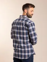Camisa a cuadros azul marino, con cuello abotonado, manga larga y dos bolsillos con solapa abotonada en el pecho.