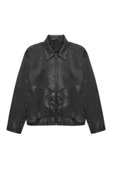 Campera de efecto cuero con cuello camisero, cierre frontal con cremallera y bolsillos laterales amplios. Presenta un diseño de corte recto y acabado liso.