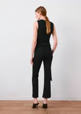 Jeans de denim elástico color negro, tiro medio, diseño crop y estilo flare con cierre delantero de cremallera y botón, trabillas y cinco bolsillos.