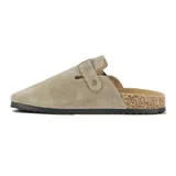 Zueco de gamuza color taupe con diseño de una tira ajustable mediante hebilla metálica lateral. Presenta una base de corcho natural y suela de goma negra antideslizante.