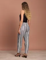 Pantalón celeste de lino marca Dash, con pretina elastizada, lazo de ajuste y bolsillos delanteros y traseros.