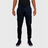 Pantalón deportivo tipo jogging de hombre, color azul marino, con cintura ajustable con cordón y puños elásticos en los tobillos. Presenta un pequeño logo bordado en la pierna izquierda.