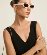 Blusa sin mangas de tejido tipo airflow, con escote en V y breteles anchos. Presenta una textura ligeramente arrugada y costura central vertical decorativa.