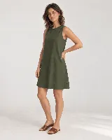 Vestido corto verde militar sin mangas, de corte evasé y calce relajado, con escote redondo y terminación ancha en el ruedo.