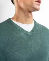 Buzo tejido de punto con cuello en V, de calce regular y mangas largas con puños acanalados.