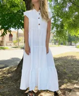 Vestido largo celeste de corte holgado, con cuello mao, mangas cortas y botones frontales.