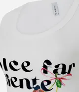 Remera baby tee de ribana blanca, de corte ajustado, con mangas cortas y cuello redondo. Presenta estampa frontal con la inscripción en negro 'dolce far niente' y diseño de cerezas con un lazo.