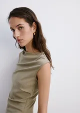 Vestido midi sin mangas color verde militar, con cuello alto envolvente y silueta evasé con costura diagonal en la falda.