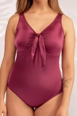 Malla entera color borgoña con escote en V y nudo decorativo. Confeccionada con fibra LYCRA® XTRA LIFE™ para mayor durabilidad y resistencia al cloro.