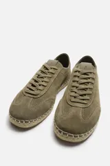 Zapatilla de cordones tipo alpargata color caqui, con capellada de piel serraje y suela de yute.