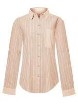 Blusa de manga larga RKF modelo Lines, confeccionada en mezcla de lino y algodón orgánico. Presenta un diseño a rayas verticales en tonos beige, cuello camisero, cierre frontal con botones y un bolsillo aplicado en el pecho con patrón de rayas en dirección opuesta.