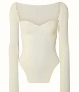 Top de tejido canalé elástico con escote cuadrado estructurado y mangas largas con puño acampanado. Presenta un diseño ajustado al cuerpo con un corte en el bajo que realza la silueta.