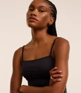 Top cropped de tirantes finos, escote cuadrado y corte ajustado, color rojo oscuro.