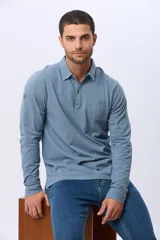 Remera polo de manga larga confeccionada en tejido piqué de algodón. Presenta cuello clásico, cierre frontal con botones y logo bordado en el pecho.