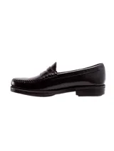 Mocasines de cuero negro con diseño clásico tipo penny loafer, costuras visibles en el empeine y suela con tecnología Bounce.