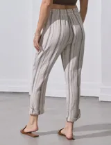Pantalón de lino color beige con rayas verticales grises, corte recto, cintura alta con cordón ajustable y bolsillos laterales.