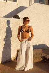 Pantalón jean blanco de corte ancho y tiro alto.