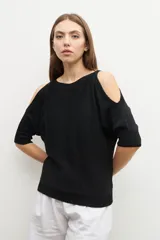 Sweater negro de lurex con hombros descubiertos y mangas 3/4.