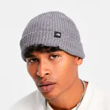 Gorro de lana gris de punto acanalado, con etiqueta con logo de The North Face en el frente.