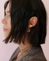 Earcuff de acrílico bicolor con diseño de estrella incrustada, ideal para complementar looks modernos.