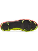 Championes de fútbol Under Armour Shadow Elite 4 Mach FG, en tonos rojo, negro y amarillo flúor. Presentan un diseño aerodinámico con empeine texturizado, cuello elástico de punto, cordones integrados y tapones cónicos en la suela.