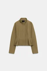 Cazadora entallada Zara color verde militar, con cuello alto, manga larga y bajo acabado en peplum. Cuenta con cierre frontal oculto con cremallera y botones a presión.