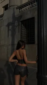 Conjunto compuesto por un corset negro con detalles de encaje en el escote y un short de cuero sintético con cordones laterales ajustables.