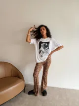 Pantalón de corte oxford con estampado animal print de leopardo, confeccionado en algodón.