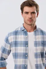Camisa de lino de manga larga con diseño a cuadros en tonos celeste, blanco y tostado, cuello camisero y cierre frontal con botones.