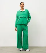 Pantalón deportivo de microfibra color verde, de corte recto y cintura elastizada, con línea lateral en contraste.