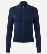 Campera deportiva de corte ajustado, confeccionada en tejido seamless de poliamida y elastano. Presenta cuello alto, cierre frontal con cremallera y textura acanalada.