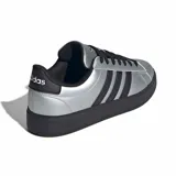 Championes Adidas Grand Court 2.0 de mujer, color plateado con las clásicas tres tiras laterales y suela en color negro. Presentan cordones negros y el logo de la marca en la lengüeta.