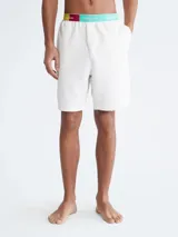 Short de dormir blanco con cintura elástica multicolor con la inscripción "This is Love" de Calvin Klein.