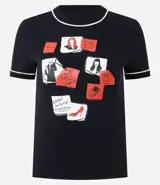 Remera negra de algodón con cuello redondo y mangas cortas con ribete blanco. Presenta un estampado frontal con motivos gráficos inspirados en la película El Diablo Viste a la Moda, incluyendo recortes tipo post-it, ilustraciones y texto.