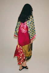 Kimono de viscosa con estampado multicolor de flores y patrones geométricos, escote en V, mangas tres cuartos y cierre frontal con tiras para anudar.
