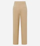 Pantalón wide leg color marrón claro, de tiro alto, con cierre tradicional y doble botón en la cintura.