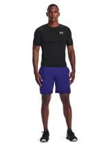 Remera de compresión Under Armour de manga corta, confeccionada en tejido HeatGear ultraligero que absorbe el sudor y se seca rápidamente. Presenta un diseño ergonómico con paneles de malla en axilas y espalda para mayor ventilación, mangas raglán híbridas y logo de la marca estampado en el pecho.