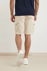 Bermuda de gabardina verde militar, con bolsillos cargo laterales y corte a la rodilla.