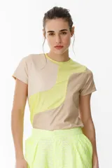 Remera de punto color beige con recortes curvos en amarillo.