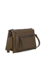 Bandolera de tamaño mediano en color gris, confeccionada en símil cuero con textura granulada. Presenta un bolsillo frontal con cierre, herrajes metálicos oscuros y correa ajustable y desmontable.