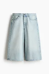 Bermuda de jean de cinco bolsillos en denim de algodón, de tiro medio y corte holgado con piernas amplias y terminación deshilachada.