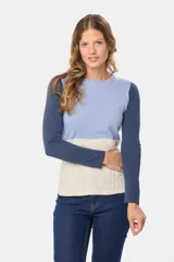 Buzo de tejido de punto con diseño de bloques de color en tonos verde menta, crema y beige. Presenta mangas largas y un panel inferior con textura de cableado.