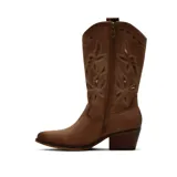 Bota texana de caña media color crema, con diseño calado en la caña que deja ver un fondo dorado. Presenta puntera ligeramente afinada, taco cuadrado de madera y costuras decorativas en el empeine.